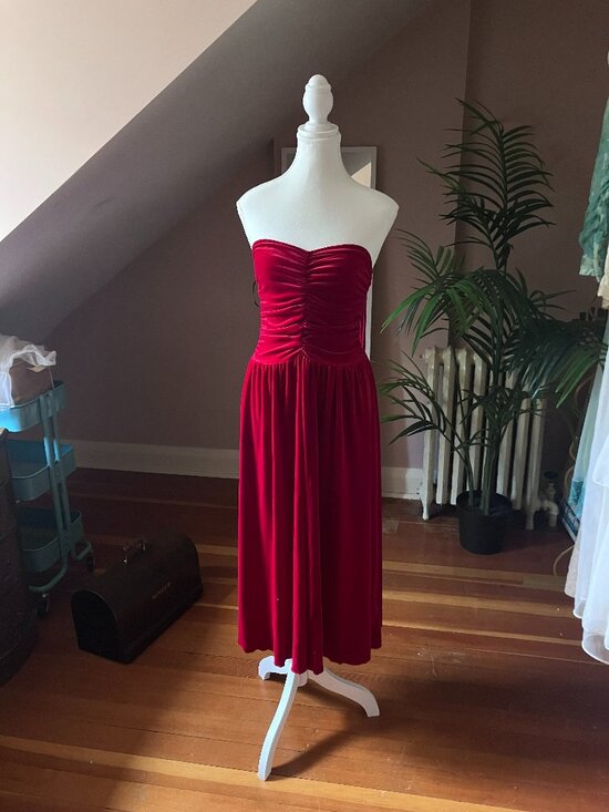 Dresses & Skirts - Red ruched velvet formal evening dress long maxi tea length a line
